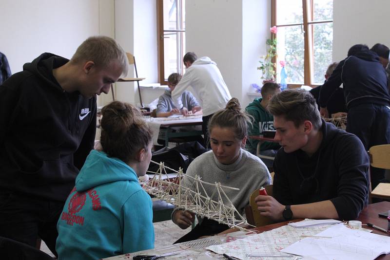 Studenti si vyzkoušeli své znalosti v praxi. Ředitel školy vyhlásil již čtvrtý ročník soutěže ve stavbě mostu ze špejlí.