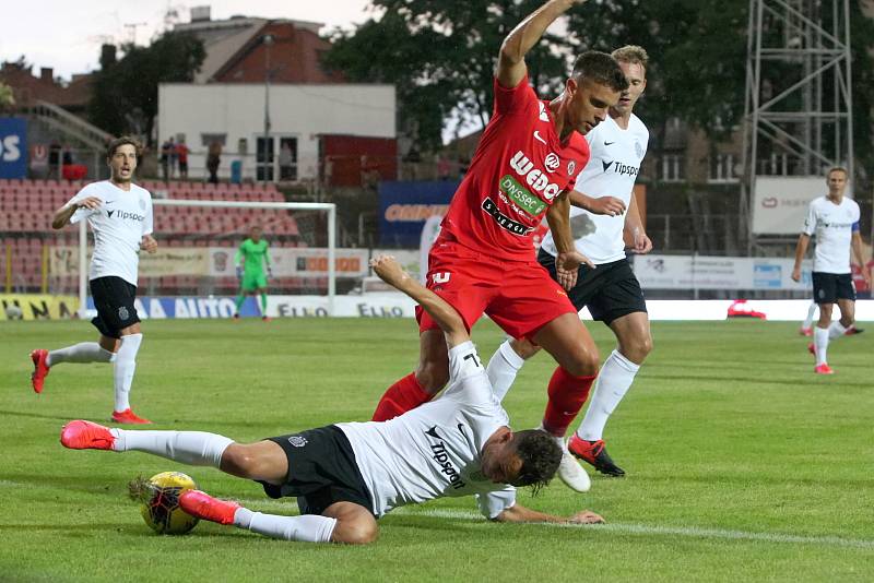 Domácí FC Zbrojovka Brno v červeném proti AC Sparta Praha.