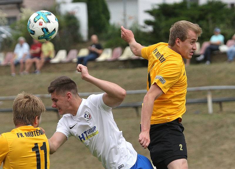 Fotbalisté Bosonoh (v bílém) v závěrečném duelu aktuálního ročníku krajského přeboru doma porazili Mutěnice 2:0 a v soutěži končí na devátém místě.