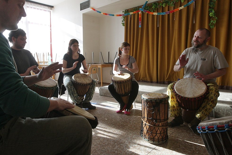 Brněnský deník | V Bohunicích se naučili hrát na exotické bubny djembe |  fotogalerie