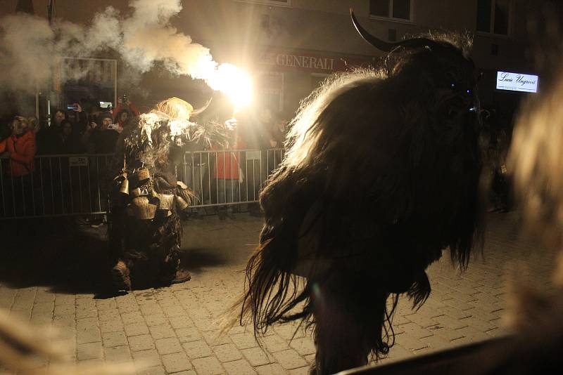 Židlochovicemi na Brněnsku prošli v sobotu rakouští krampusové.