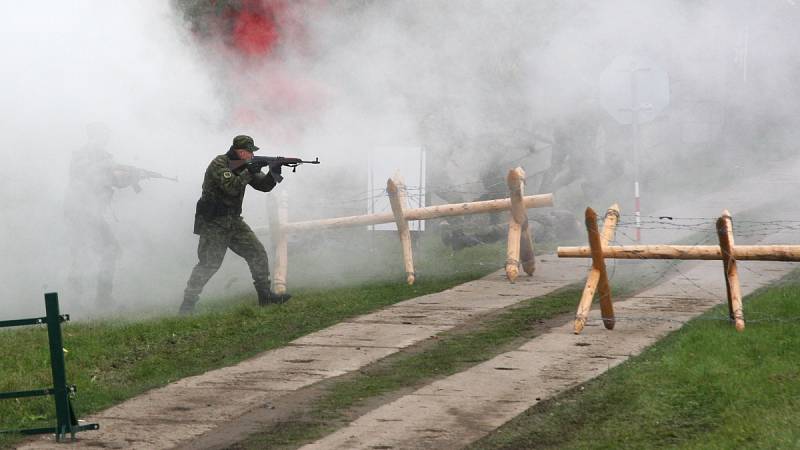 V areálu rozvodny v Sokolnicích na Brněnsku ve středu cvičili zásahy vojáci, policisté a záchranáři Českého červeného kříže.