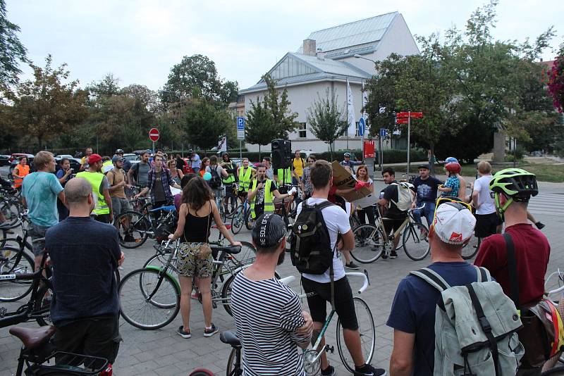 Členové Brněnské Cykloguerilly zatarasili provoz na křižovatce ulic Koliště a Cejlu. Po deseti minutách místo opustili.