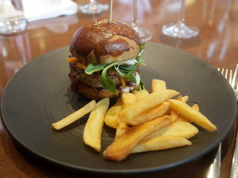 Akce se zúčastní i před pěti měsíci otevřený Rynk na Zelném trhu. Restaurace nabídne například burger z telecího masa.