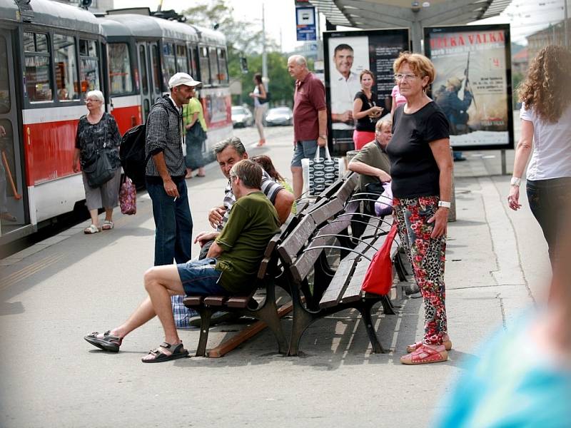 Radnice Brna-středu chce vypudit z oblasti kolem hlavního vlakového nádraží lidi, kteří obtěžují okolí. Některá opatření jsou neúčinná