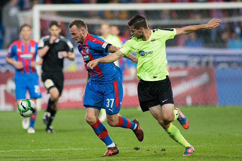 Plzeň - Zápas třetího kola MOL Cupu mezi Viktoria Plzeň a SFC Opava 5. října 2017. Jakub Řezníček - p, Marko Radič - o