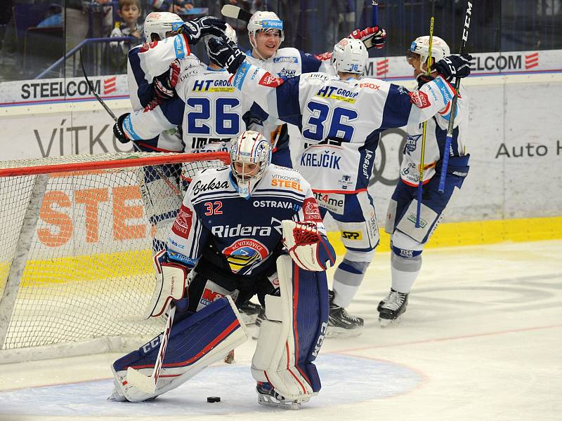 Hokejisté Komety Brno (v bílém) porazili Vítkovice i ve druhém čtvrtfinále, tentokrát 3:2 po řádné hrací době.