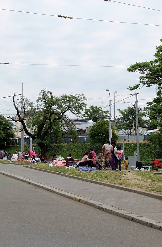 Od brněnského hlavního nádraží se romští uprchlíci zřejmě přesunou za autobusové stanoviště u hotelu Grand.
