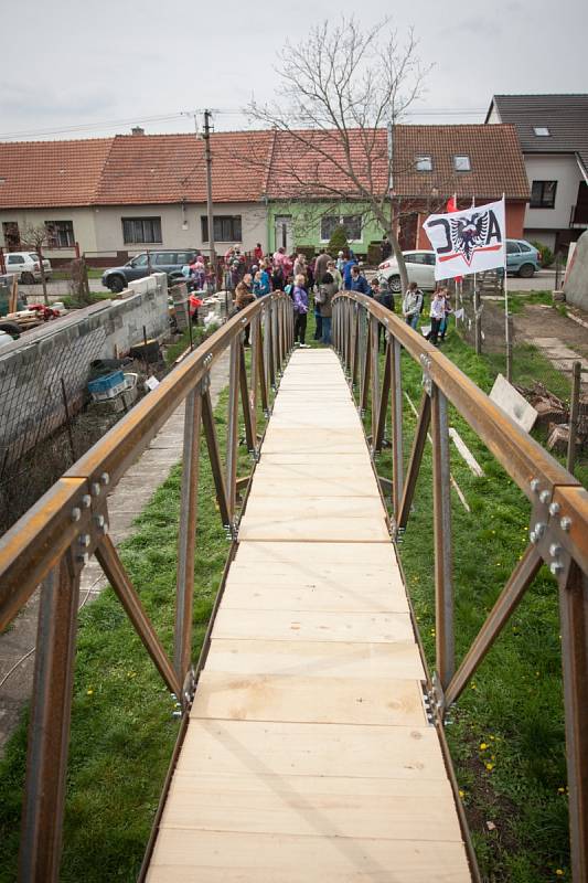 Třicetimetrový most pro odlehlou vesnici v Albánii vyráběl Jan Balák spolu s otcem a dědem tři měsíce. Na svém dvoře v Sokolnicích ho pak poskládali za tři dny.