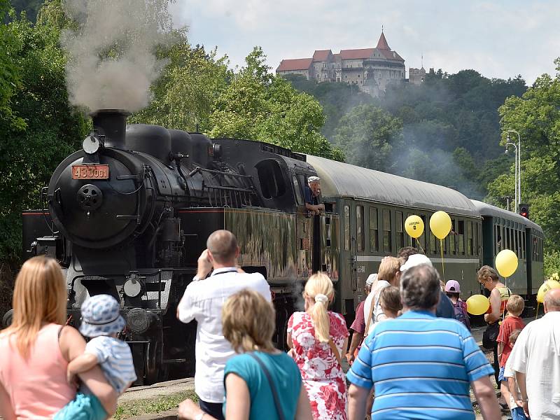 Ohlušující střelba z děl, rytířský turnaj o ruku princezny nebo cestování parním vlakem. Za historickou atmosférou prvních dnů sedmnáctého ročníku slavností Pernštejnského panství dorazily ve středu do Nedvědice na Brněnsku tisíce lidí.