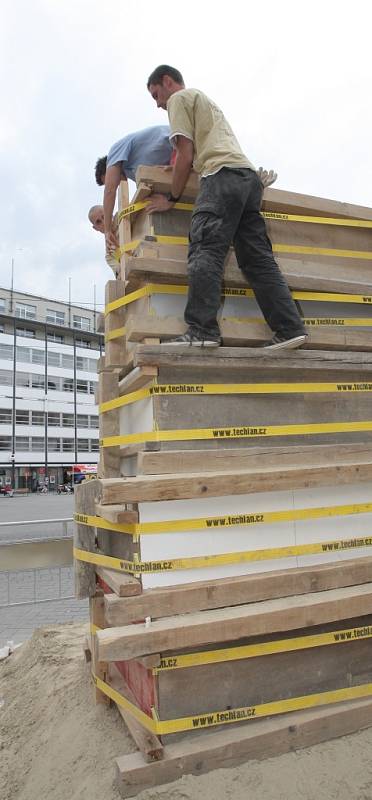 Písek na brněnském náměstí Svobody se promění v umělecká díla. Třetího června tam začne největší písečná sochařská soutěž ve střední Evropě nazvaná Golden Sand Festival. 