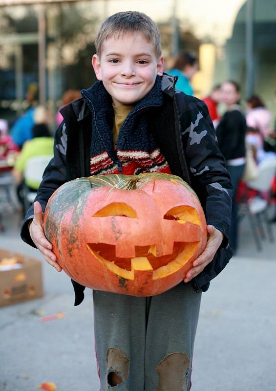 Co mají americký svátek Halloween a astronomie společného? Tradiční vydlabávání dýní u brněnského planetária.