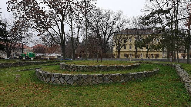 Současná podoba parku Řehořova v brněnských Černovicích. Po revitalizaci v parku vznikne rovná travnatá plocha a společenská plocha s kavárnou v části u Řehořovy ulice.