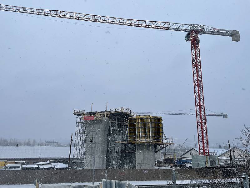 Stavba částí velkého městského okruhu Tomkovo náměstí a Rokytova pokračuje stavbou pilířů pro mostní estakádu nad maloměřickým seřaďovacím nádražím.