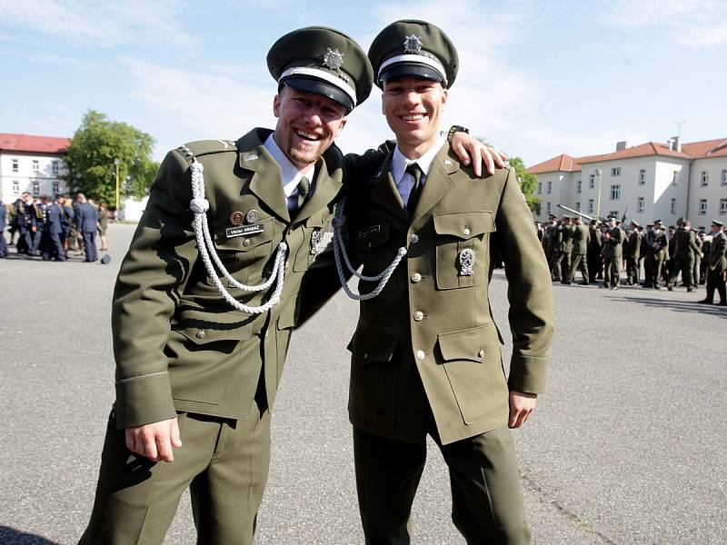 Kromě vyhlášení nejzdatnějších studentů a pasování nejlepšího studenta si diváci mohli prohlédnout i vojenskou techniku a zbraně nebo nové laboratoře univerzity. Nad návštěvníky při odpochodování absolventů dvakrát prolétly vrtulníky a bojová letadla.