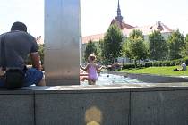 Každoročně se z fontány u Janáčkova divadla v Brně stává koupaliště.