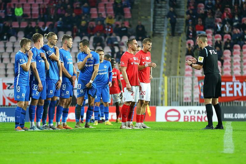 Brněnští fotbalisté (v červeném) na domácím trávníku zdolali Liberec 3:0.