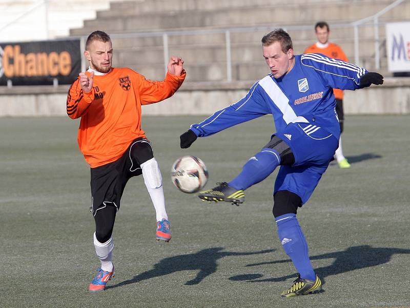 Fotbalisté Znojma (v oranžovém slovenský fotbalista Peter Gál-Andrezly) si poradili s druholigovým Frýdkem-Místkem.