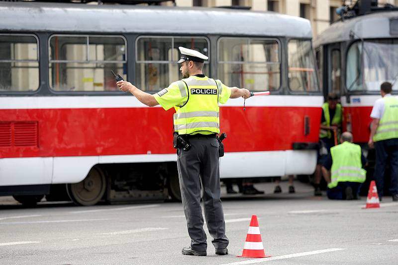 Vykolejená tramvaj u Mendlova náměstí způsobila v místě dopravní komplikace.