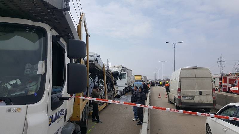 Nehoda dvou kamionů a autobusu zablokovala ve středu po poledni dálnici D1.