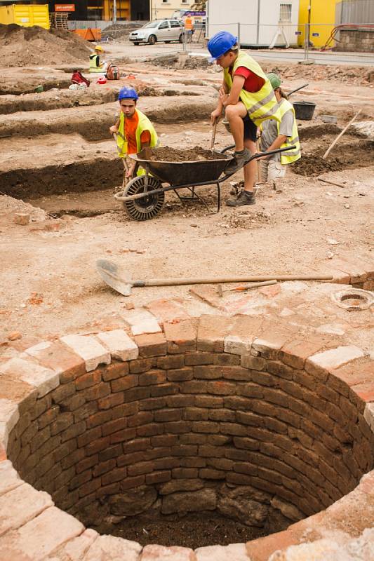 Archeologické vykopávky na parkovišti za besedním domem. Má zde být postaveno Janáčkovo kulturní centrum.