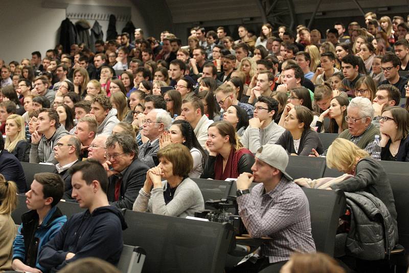 Na úterní přednášky ministra financí Andreje Babiše na brněnském Vysokém učení technickém a Mendelově univerzitě dorazily stovky studentů. Část z nich narušila průběh vypuštěním balónků, které se ale nevznesly.