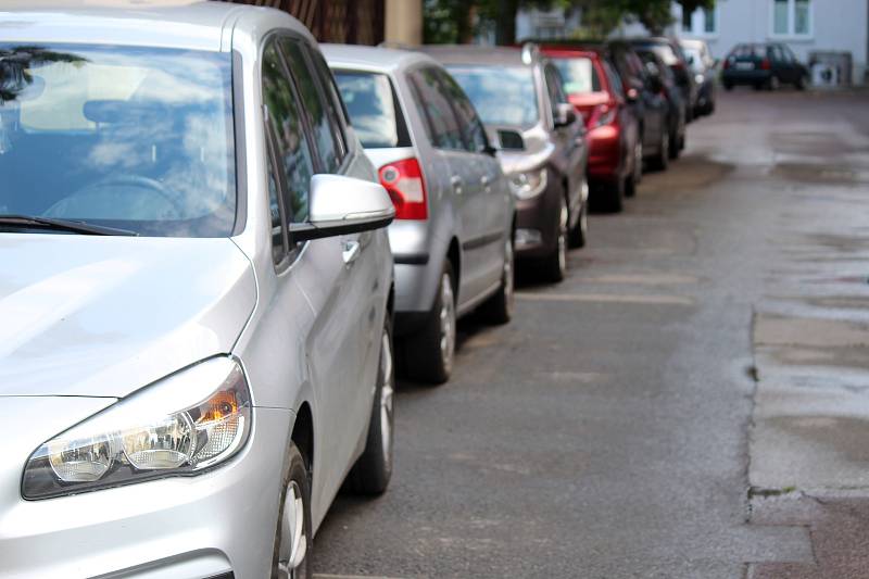 Ve vnitroblocích v Brně-středu parkují kromě rezidentů i řidiči, kteří se vyhýbají placení v modrých zónách. Včetně vnitrobloku ulic Nové sady a Křídlovická.