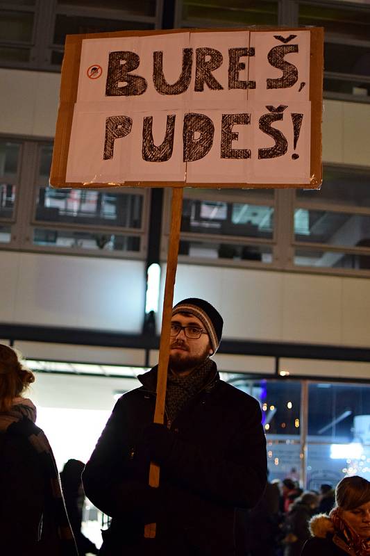 Tisíce lidí protestovaly na náměstí Svobody v Brně proti Zdeňkovi Ondráčkovi, přezdívanému mlátička.