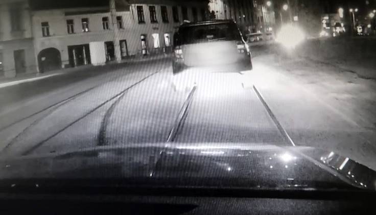 Řidič vjel v Brně na koleje přímo do zákazu vjezdu, nadýchal přes dvě promile