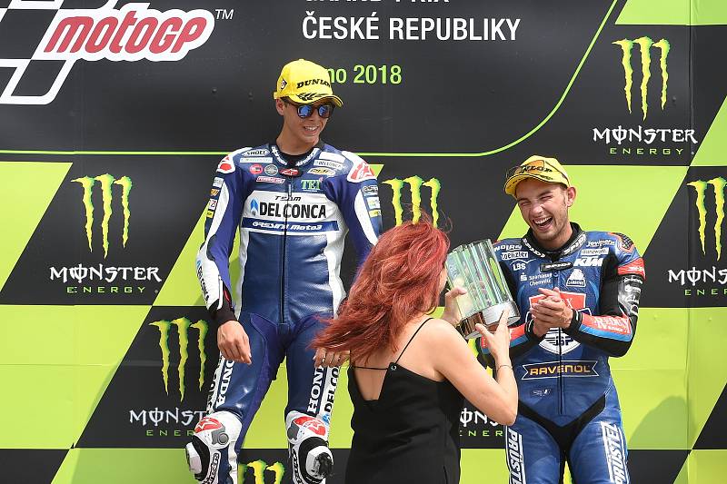 Vyhlášení vítězů závodu Moto3 - 1. Fabio Di Giannantonio, 2. Arón Canet a 3. Jakub Kornfeil.