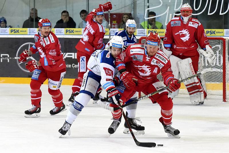 Kometa Brno (v bílém) porazila extraligového lídra Třinec 4:1 i díky parádnímu výkonu gólmana Karla Vejmelky.