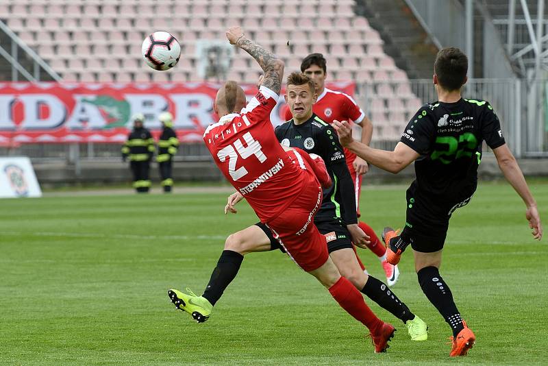 27. kolo FNL mezi domácí FC Zbrojovkou Brno (červená) a FC Hradcem Králové (černá)