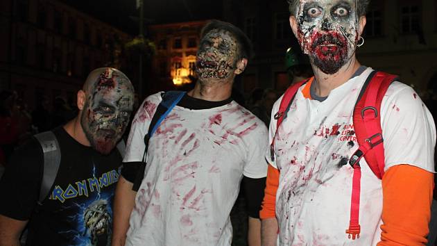 Stovky zombií kráčely v sobotu večer po Brně. Start pochodu byl na Zelném trhu.