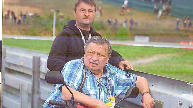 Bohumil Staša je ikonou československého motorismu. Posbíral dvacet republikových prvenství, dvakrát vystoupal na stupně vítězů ve světovém motocyklovém šampionátu. Zemřel v pětasedmdesáti v květnu roku 2019.