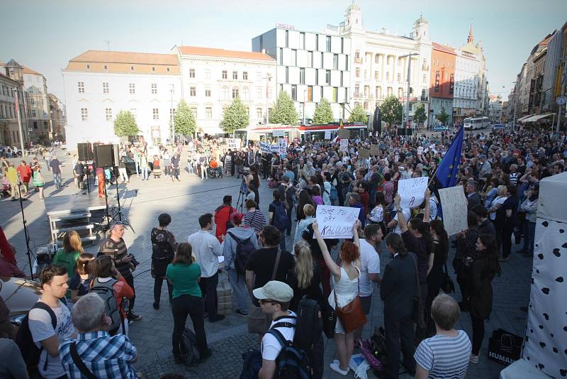 Další protesty proti chování prezidenta Miloše Zemana a ministra financí Andreje Babiše. V Brně se 17. května sešli lidé na náměstí Svobody na demonstraci Proč? Proto!