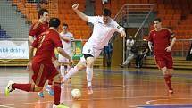 Futsalisté brněnského Helasu (ve světlém Milan Klimeš) nestačili na mistrovskou Chrudim ani ve druhém čtvrtfinálovém zápase play off nejvyšší soutěže.