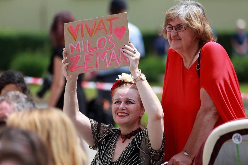 Lidé v Kuřimi na Brněnsku při návštěvě prezidenta Miloše Zemana.