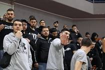 Řečtí ultras dorazili na středeční utkání do Brna v hojném počtu a předvedli netradiční styl volejbalového fandění.
