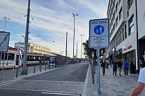 Prostor před hlavním nádražím v Brně. Kvůli nové pěší zóně se tam změnilo dopravní značení.