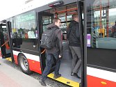 Kloubový trolejbus Škoda 31Tr jezdí v Brně.