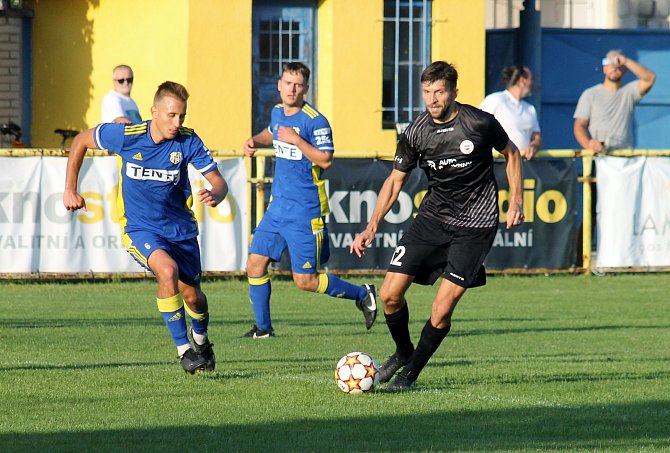 Fotbalisté Sparty Brno (v černém) zdolali doma jasně Krumvíř a přibližují se čelu tabulky. Naopak Ratíškovice (v modrém) nedaly Bystrci ani gól a padly 0:3.