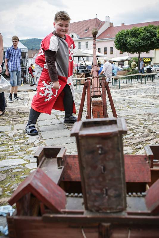 Středověká atmosféra dýchla v sobotu na ty, kteří procházeli náměstím Míru v Tišnově. Město si totiž připomínalo výročí získání městského znaku.