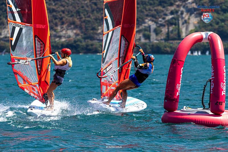 Windsurfařka Kristýna Piňosová vyhrála základní část iQFoiL Youth & Junior Games v Itálii.