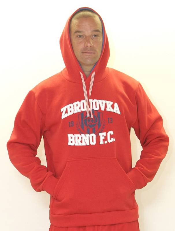 Fotbalisté brněnské Zbrojovky (na snímku Petr Švancara) po návratu do nejvyšší soutěže navléknou kompletně červené barvy. V podobných dresech slavili jejich předchůdci mistrovský titul v roce 1978.