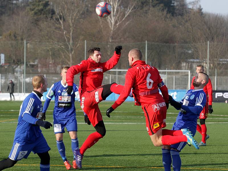 Pohlednou ofenzivní podívanou nabídli fotbalisté Zbrojovky divákům v jihomoravském derby zimní Tipsport ligy. Ve svém druhém duelu skupiny C zvítězili Brňané nad Znojmem 5:1.