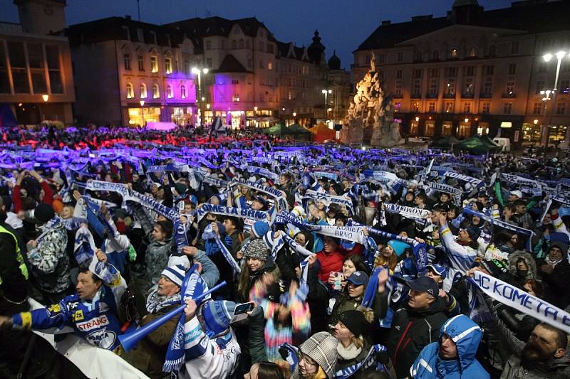 Fanoušci Komety na brněnském Zelném trhu.