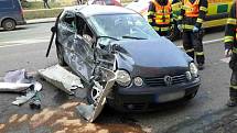 Dopravní nehoda v brněnské Plotní ulici. Osobní auto se srazilo s autobusem a dodávkou. Zranila se řidička i malé dítě, které v autě vezla.