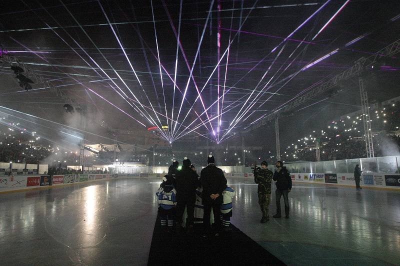Historický hokejový zápas za Lužánkami sledovalo rekordních 21 a půl tisíce diváků. Předcházel mu koncert skupiny Kabát.
