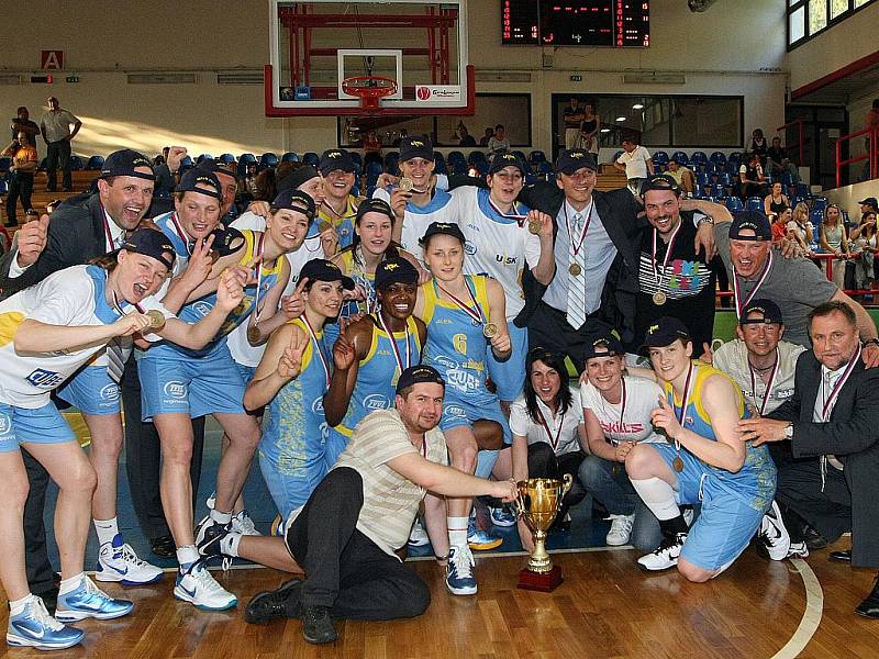 Basketbalistky ZVVZ USK Praha získaly po roční přestávce mistrovský titul. Ve třetím finálovém utkání v sobotu porazily v Brně obhájkyně prvenství Frisco Sika 72:62 a sérii vyhrály jednoznačně 3:0 na zápasy. Českou ligu ovládly vysokoškolačky popáté.