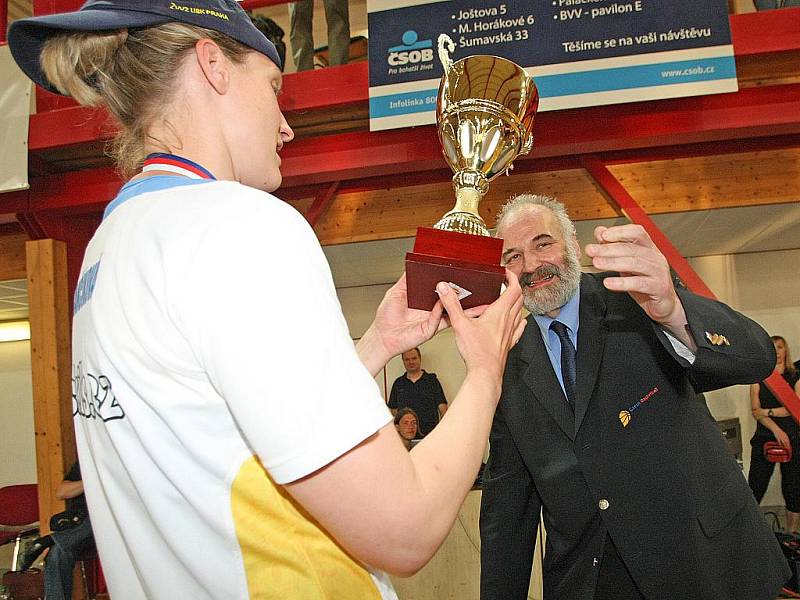 Basketbalistky ZVVZ USK Praha získaly po roční přestávce mistrovský titul. Ve třetím finálovém utkání v sobotu porazily v Brně obhájkyně prvenství Frisco Sika 72:62 a sérii vyhrály jednoznačně 3:0 na zápasy. Českou ligu ovládly vysokoškolačky popáté.